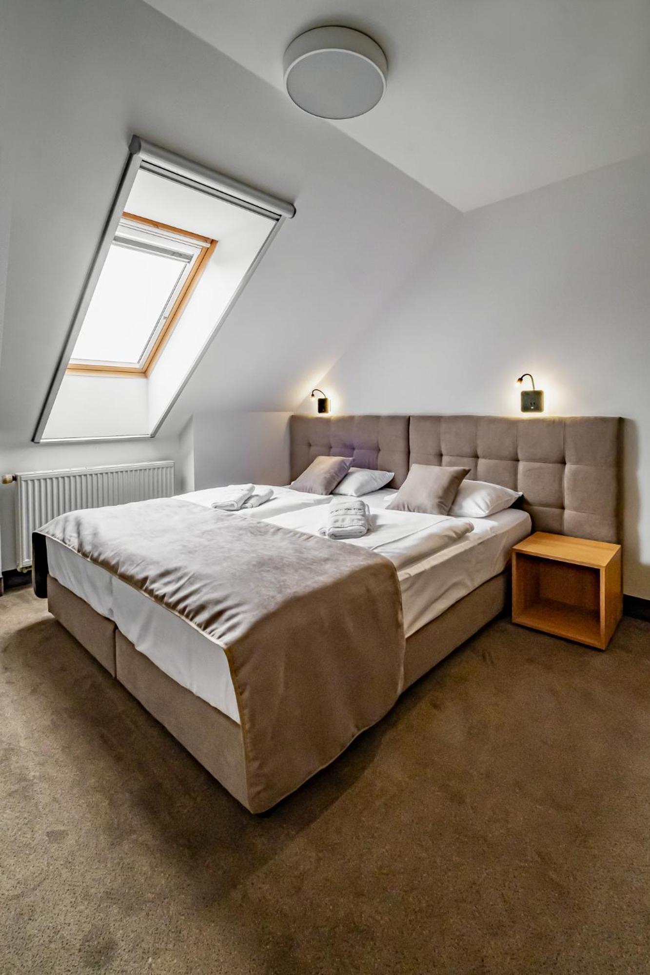 Relax Hotel Stork Леднице Экстерьер фото