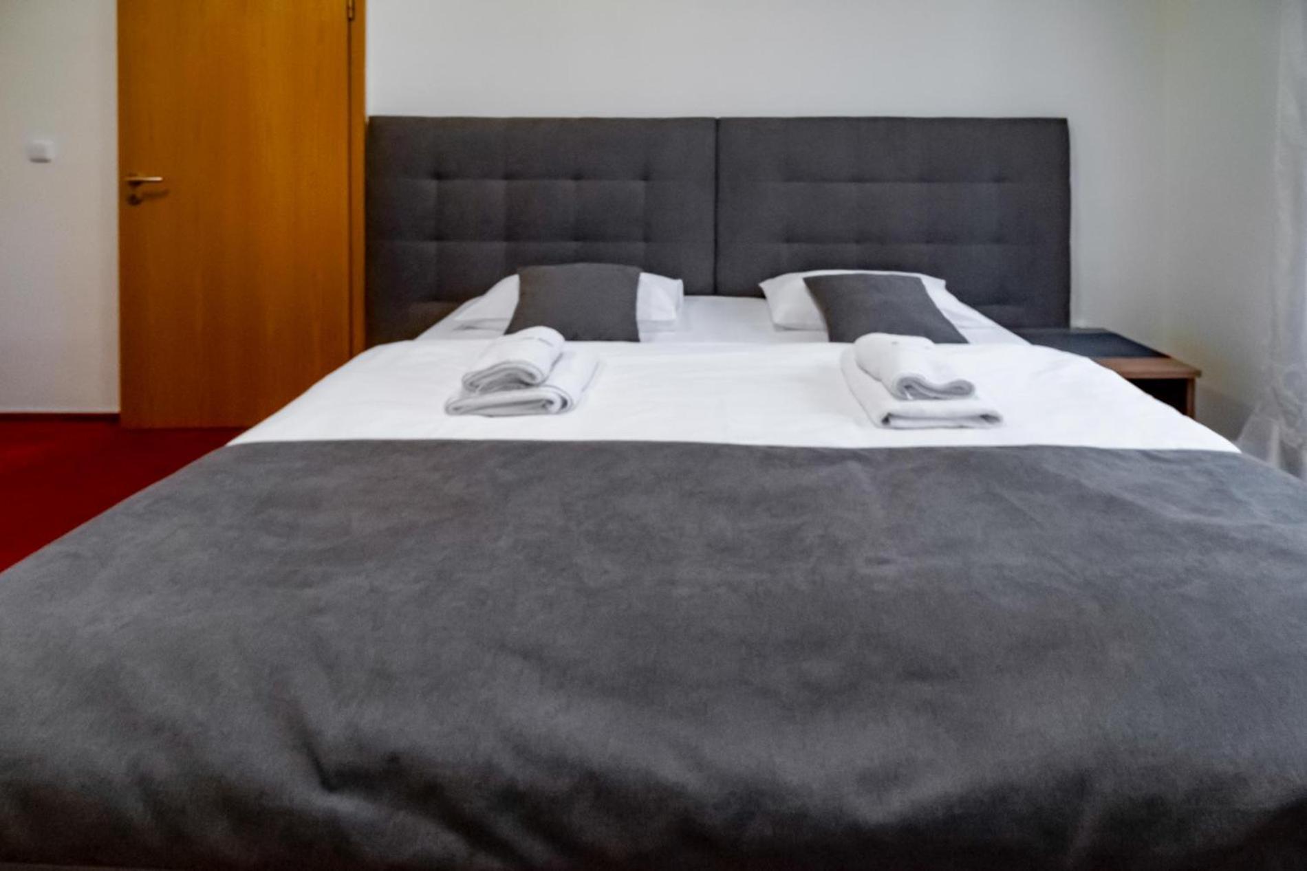 Relax Hotel Stork Леднице Экстерьер фото
