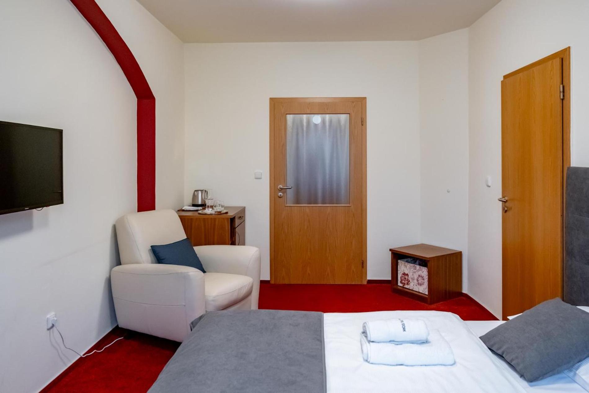 Relax Hotel Stork Леднице Экстерьер фото