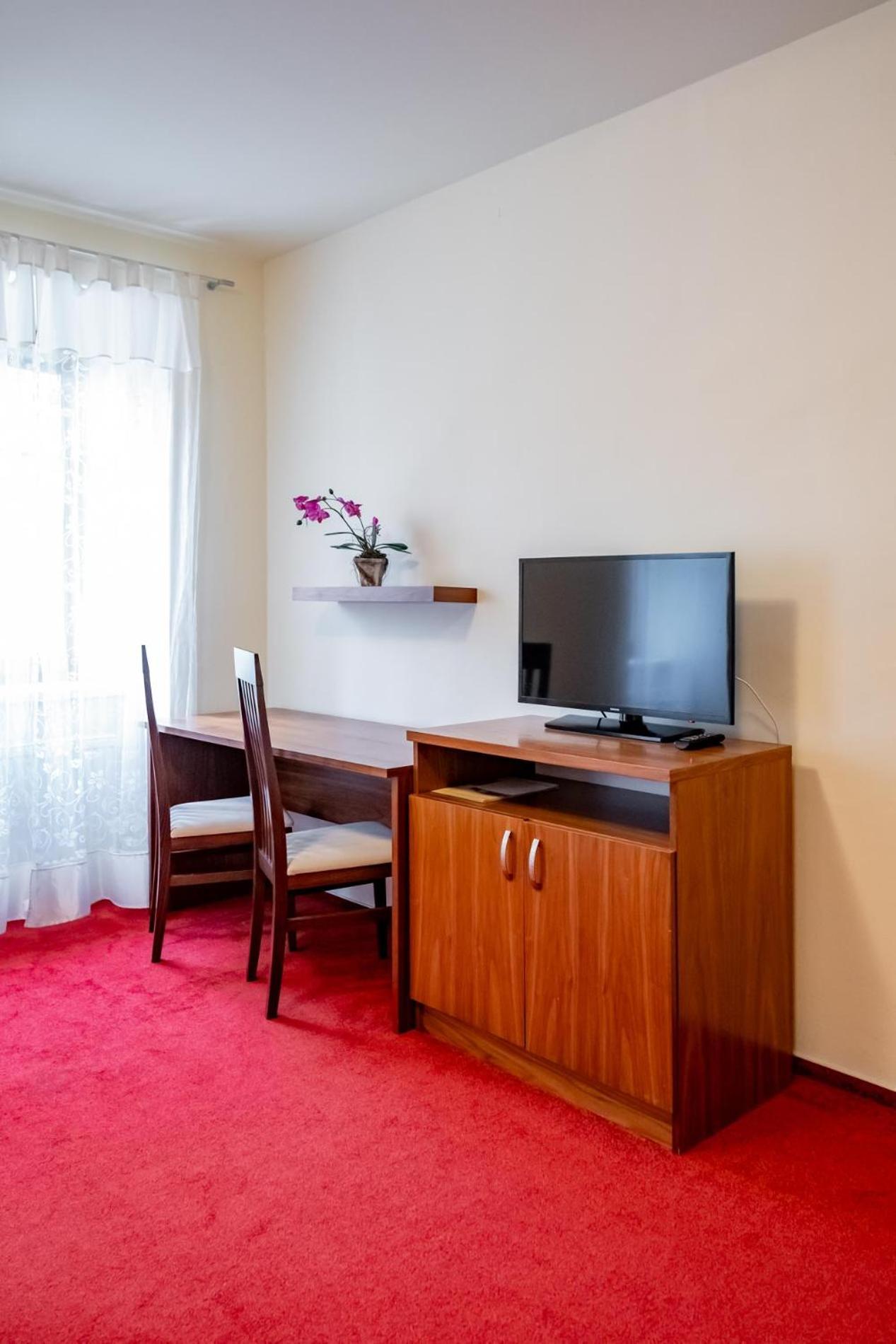Relax Hotel Stork Леднице Экстерьер фото