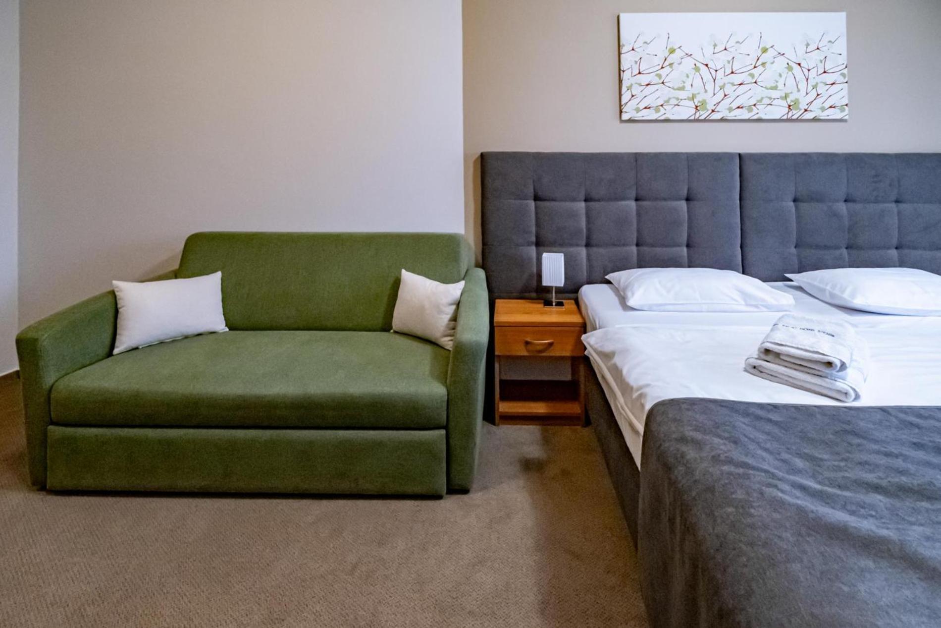 Relax Hotel Stork Леднице Экстерьер фото