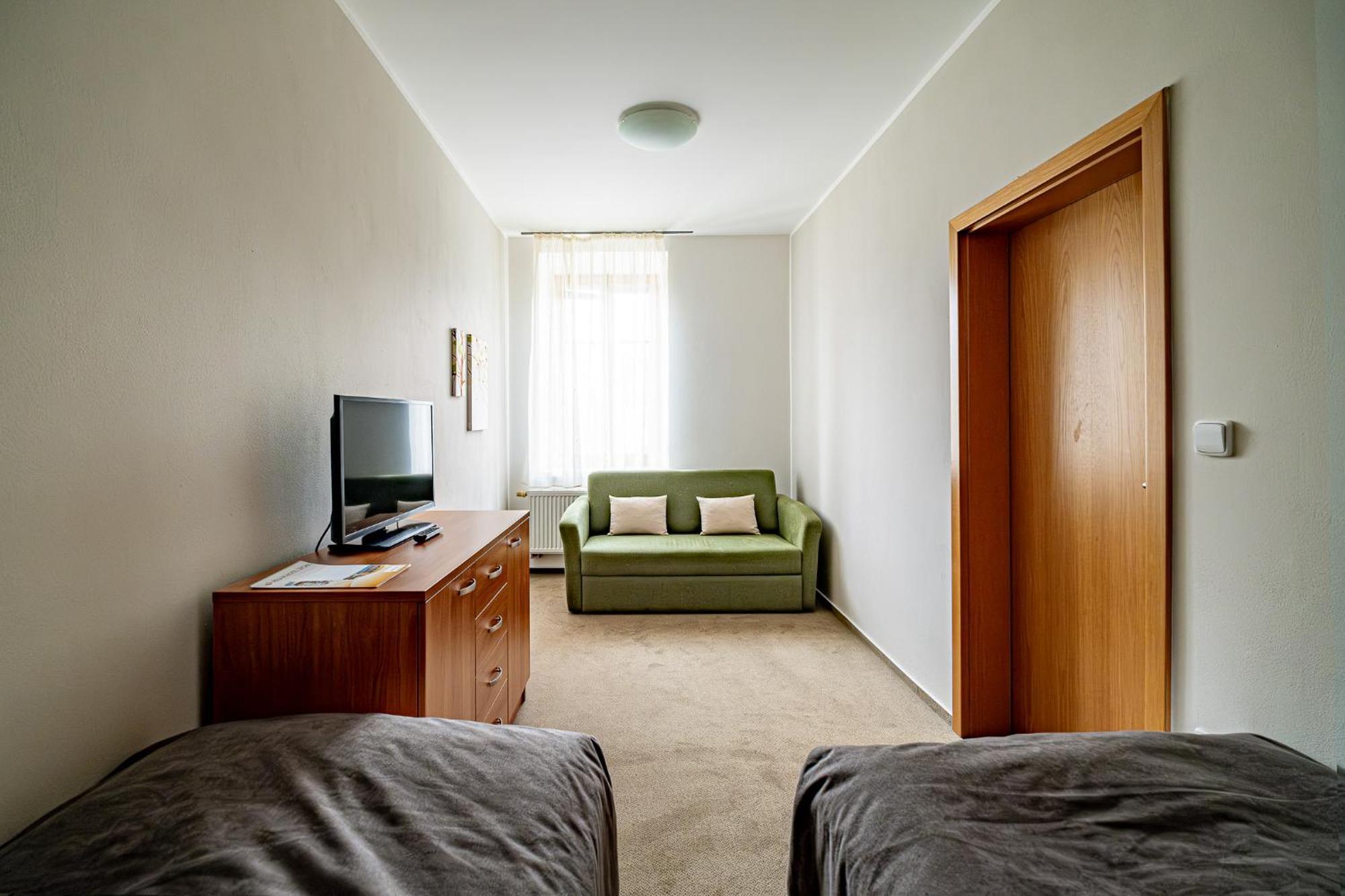 Relax Hotel Stork Леднице Экстерьер фото